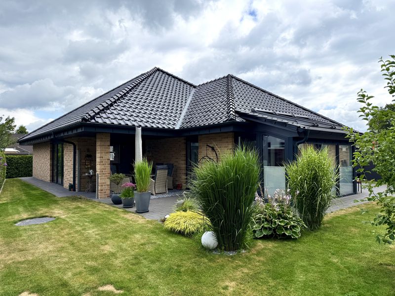 Top moderner Bungalow mit pflegeleichtem Grundstück